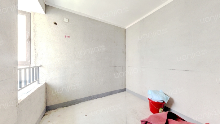 房子南向两居毛坯房，随意装修。-卧室A