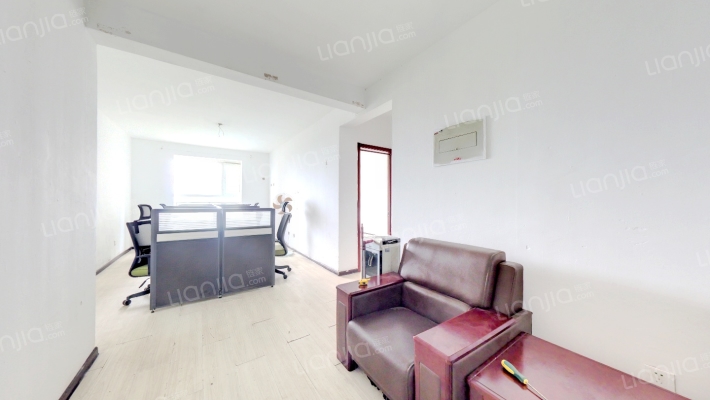 水岸花城，全阳户型，前后无遮挡，大社区集体供暖。-客厅