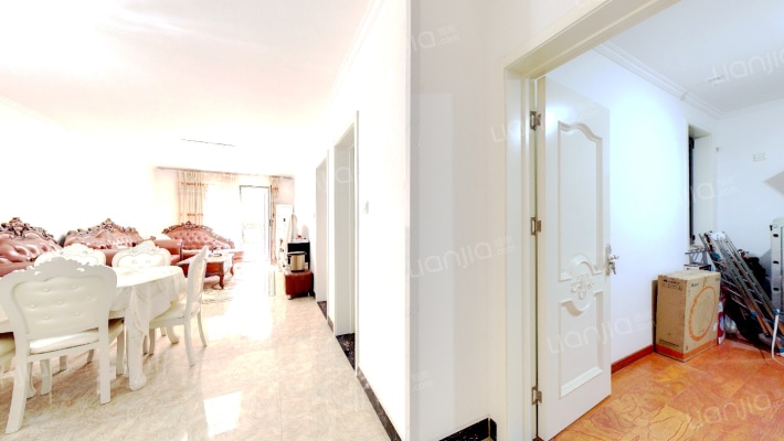 一层带小院，有装修拎包入住。。-客厅