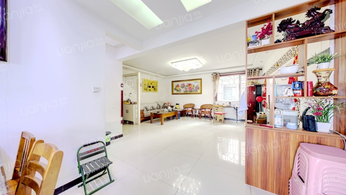 天宝郦景小区精装大三居双卫，证满五唯一，有地下室-客厅