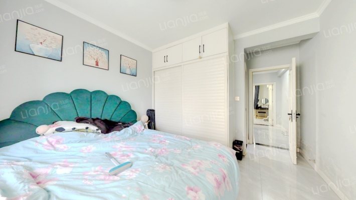 精装修业主自住 有车位和地下室 南北通透大三居-卧室C