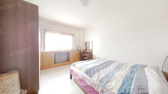 政法街旁精装修两居室出售南北通透户型号-卧室A