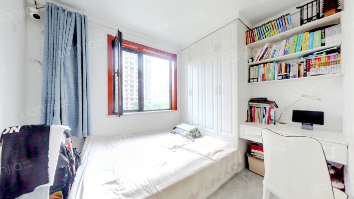 新干线，精装大三居，楼层采光好，户型格局方正-卧室B