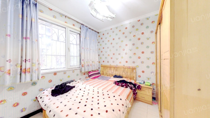 此房房本满五唯一，税费低，华阳路，紧挨二康医院-卧室B