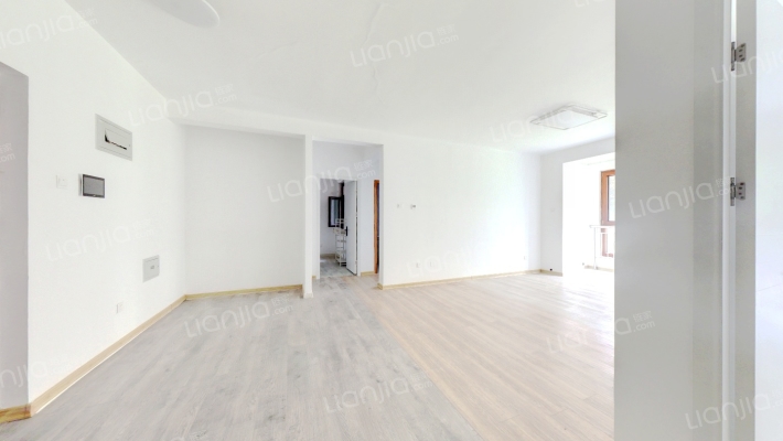 金品时代  一层全南三居室  采光好  接地气-客厅