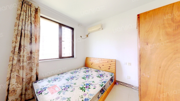 鸿坤理想湾南北通透三居，视野采光好。-卧室B