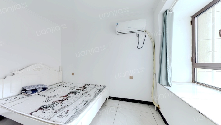 房子是全阳两居，精装修  户型方正-卧室A