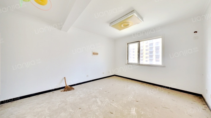 中间南北街，中医院北，方正两居-客厅