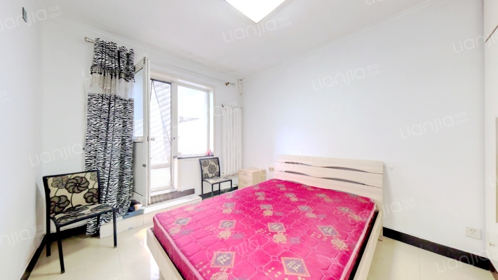 冠云路于长空路交叉口，二层带露台，中等装修，诚意卖-卧室B