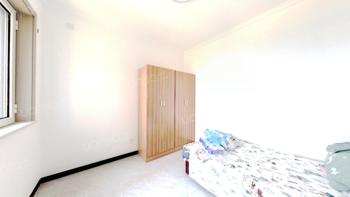 急售三利C区精装两居，好楼层，价格美丽-卧室A