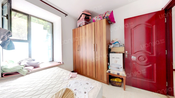 一层带花园 房本满2 出行方便，带装修，拎包入住-卧室B