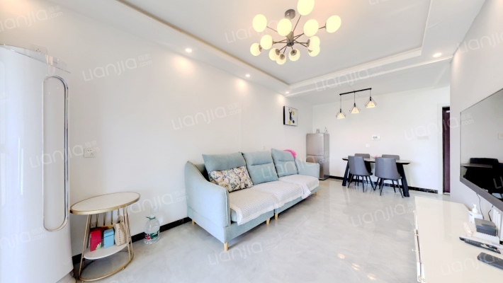 房子是朝南两居，拎包入住。中间楼层。-客厅