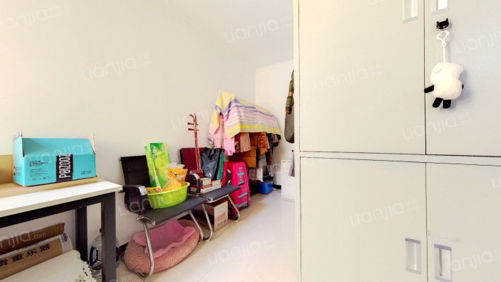 西丁旁大三居。电梯房，带装修，采光充足，楼层好-卧室A