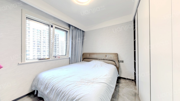 出门华阳路，老城区近二康医院，精装修南北大三居-卧室B