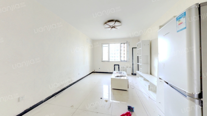 南北通透小三居室，明厨明卫 ，中间楼层 。-客厅