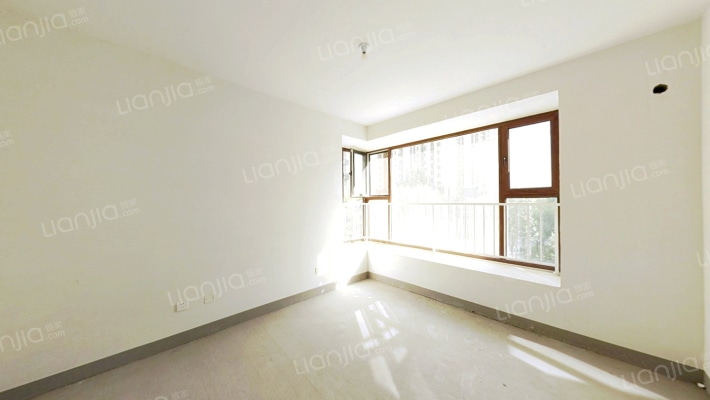 南北通透4居室，全明东户，主卧带转角飘窗。-卧室D