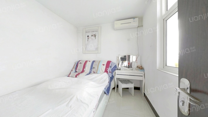 精装小两居，户型方正，采光充足，证满二。税费第-卧室B