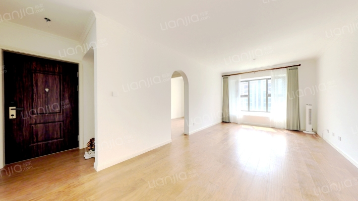 本房是经典的四叶草户型，南北通透，双明卫，好楼层。-客厅