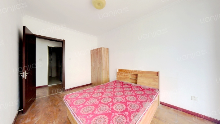 房子是全阳两居，带车位，带地下室。-卧室B