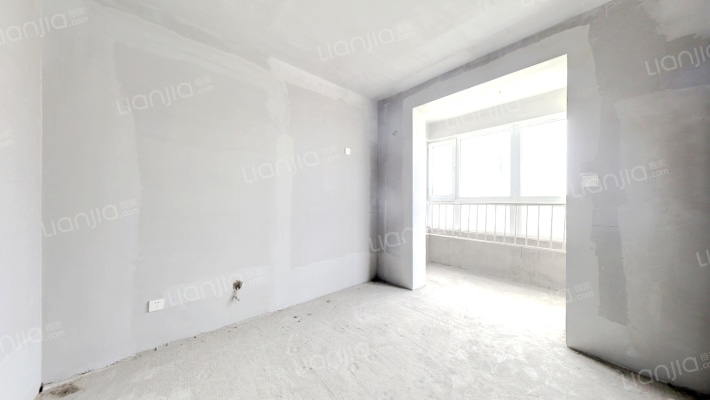 毛坯房，户型方正，房本满五唯一，客厅卧室宽敞明亮-卧室A