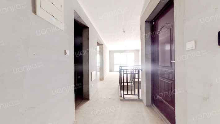 高铁华融现代城，一层带院子，外加50平下跃-客厅