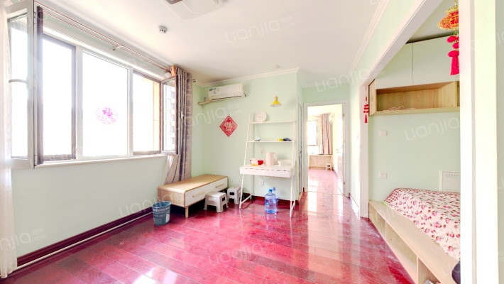 德信公园旁  翡翠滨江新电梯房，正规一居室，精装-客厅