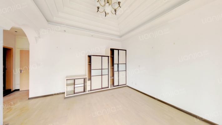 满二，精装50多万，20多平的阁楼也装修了，价格可议-卧室E