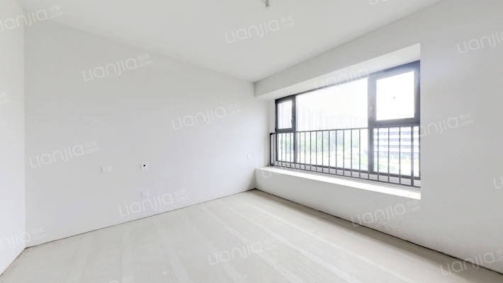 本房是经典的四叶草户型，东边户，双明卫-卧室C