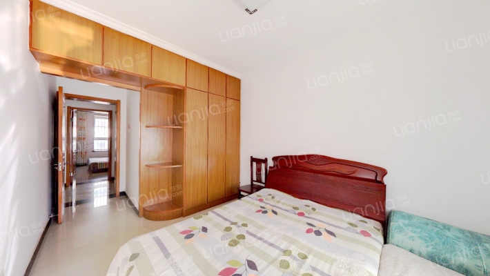 一梯两户板楼，小区密度低，车位充足。-卧室A