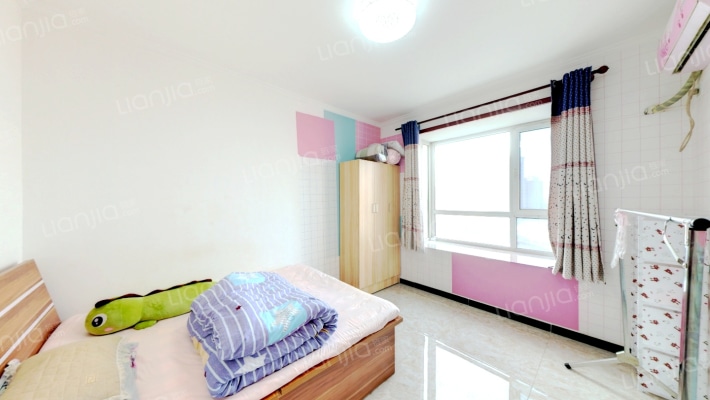 房子中间楼层，无遮挡，精装修，户型方正-卧室