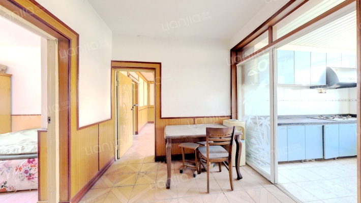 房本满五，南北通透三居室，得房率高，还有一个小房-餐厅