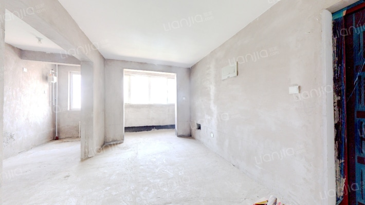 房子七十年产权    集中供暖  中间楼层-餐厅