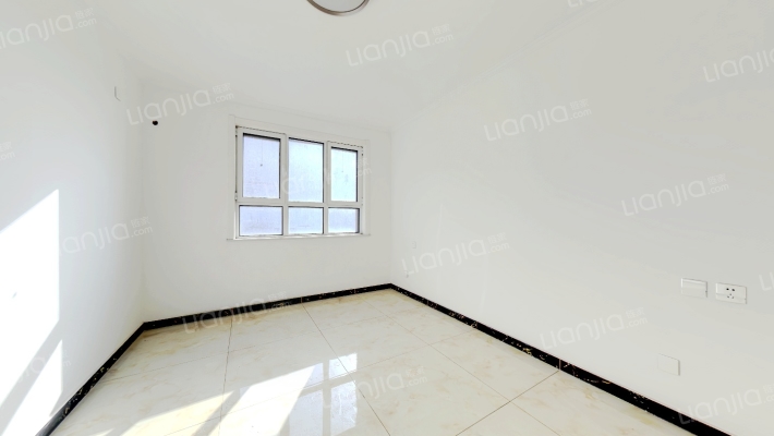 北边是钻石购物广场，影院，小区楼下自带底商-卧室C