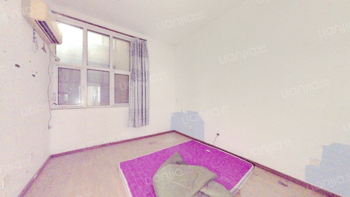 房子是四居室， 是一个下跃 ，南北通透-卧室B