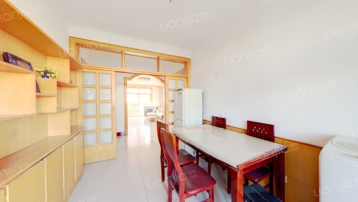 政法街槐林新村，集中供暖，停车充足。-餐厅