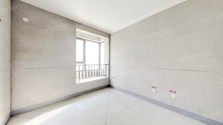 房子南向两居毛坯房，随意装修。-卧室B