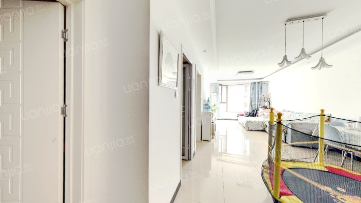 精装修，满二，经典南向小三居，低楼层，出行方便-客厅