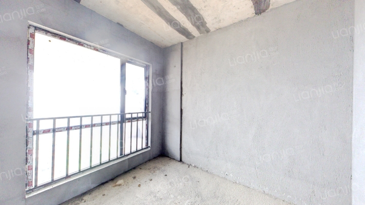 急售市经济开发区四代住房三阳台，观景房-卧室C