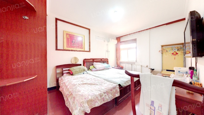 此房南北通透格局，带装修，交通便利，出门就有公交-卧室B