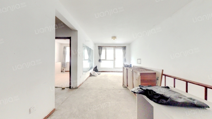 房子是四居室， 是一个下跃 ，南北通透-客厅B