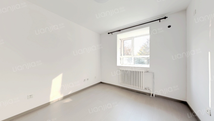 平安D区三居室，精装修，单价低，诚意出售。。。-卧室A