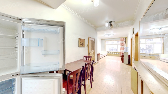 二康家属院 单位房  南北两居室    出行方便  公交站-餐厅