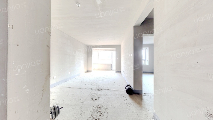 此房是一层带院， 房本满二 ，随时可签-客厅