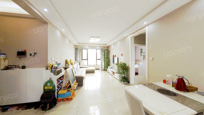 精装修 南北通透三居，户型方正。高楼层，采光好-客厅