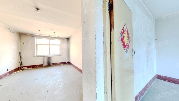 此房砖混结构，普通住宅，地理位置，交通便利。-客厅