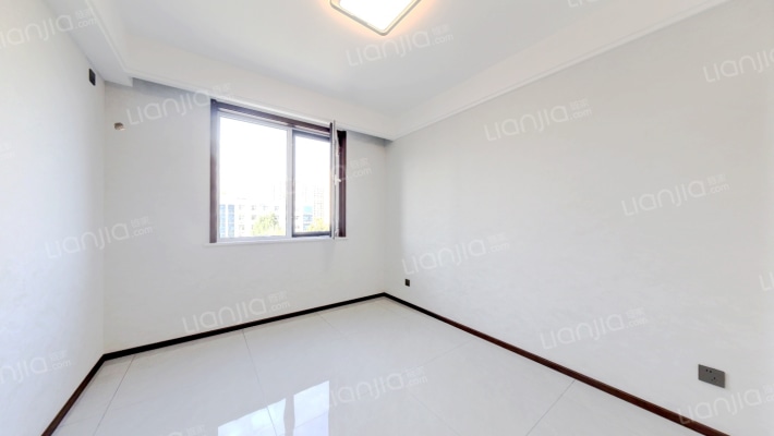 此房房产证满二了，南北通透大三居，带有车位-卧室C