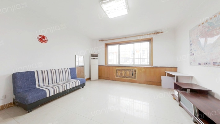 此房满五，税费低，南北通透，集中供暖，停车位充足-客厅