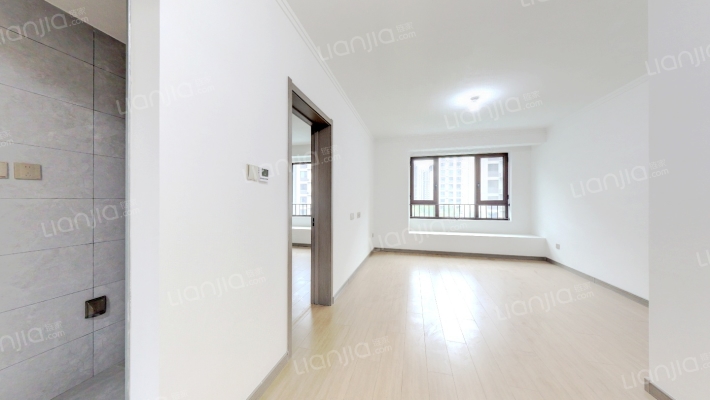 房主急售，南北通两居，开发商木地板装修-客厅