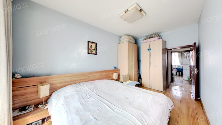 此房满五唯一,南北通透,户型方正,自住装修,板楼-卧室A