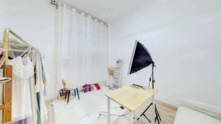 冠云路 新加坡花园 一层带下跃 6居室，130万可议-卧室B